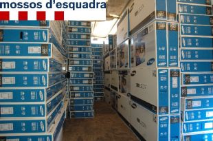 Tres detinguts per robar 269 televisors de dins un camió estacionat