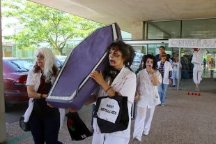 El parc hospitalari de Salt s'omple de 'zombis'