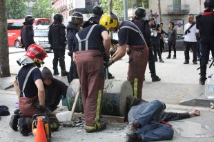 Dues persones queden atrapades dins un bidó de formigó per demanar la llibertat de Pórtulas