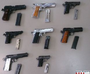 Detingut per tenir un arsenal d'armes il·legal a casa seva a Palamós