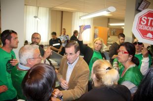 La PAH protesta davant l'Ajuntament de Salt reclamant aigua pel bloc ocupat