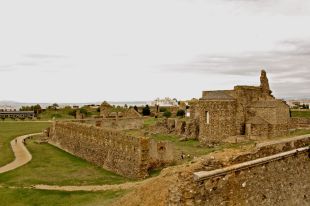 Artistes exposaran a la Ciutadella de Roses per recaptar fons contra el parc eòlic marí