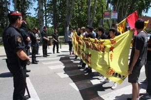 Unes quaranta persones es manifesten contra el príncep a Girona