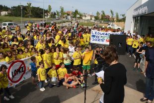 Prop de 400 persones caminen contra la LOMCE a Palafrugell