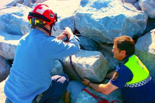 Rescaten un noi que havia quedat atrapat a les roques buscant l'encenedor