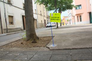 Vilablareix marca amb banderetes les tifes de gos abandonades