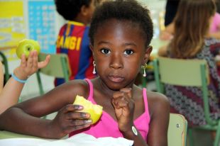 Els alumnes gironins aprenen sobre els beneficis de la fruita