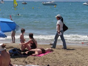 Mà dura dels ajuntaments per treure de les platges els venedors ambulants i les massatgistes il·legals 