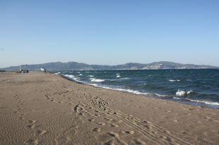 Mor ofegat un noi de 16 anys a la platja de Castelló d'Empúries