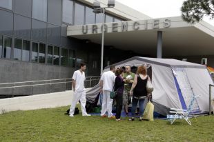 Treballadors de la Fundació Salut Empordà passen la nit al ras
