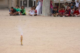 Els escolars aprenen a tirar petards