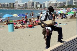 Roses defensa la nova ordenança de platges perquè 'garanteix la tranquil·litat' dels banyistes 