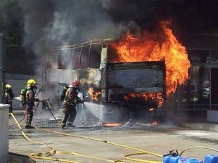 Crema un autobús a Cadaqués i es vessen 400 litres de gasoil