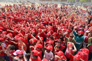 Dos mil escolars gironins ballen a ritme de sardana a Cassà de la Selva