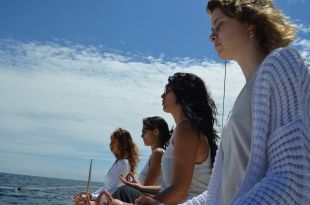 Meditar navegant pel Cap de Creus en un catamarà