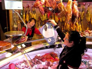 El mercat municipal de Salt reparteix més de mil bosses-cabàs