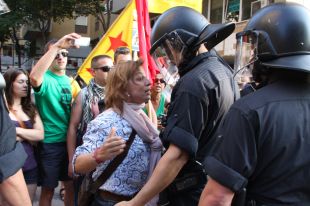 Els mossos carreguen contra els antimonàrquics i deixen sis ferits