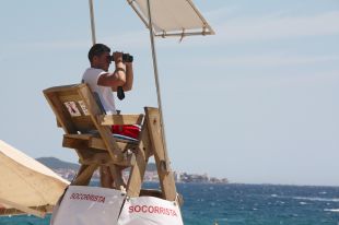 Els socorristes demanen precaució als banyistes d'edat avançada