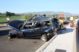 Espectacular accident amb tres ferits greus a l'autovia de Roses