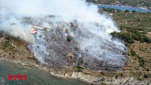 Presó sense fiança per al jove que va provocar un foc a Cadaqués amb un petard