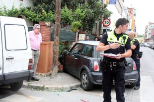 Dos cotxes s'encasten contra una casa a Girona