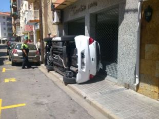 Bolca un cotxe a Blanes durant una maniobra d’aparcament 