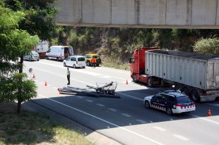 Un camió que transportava bigues de ferro perd part de la càrrega a la C-66