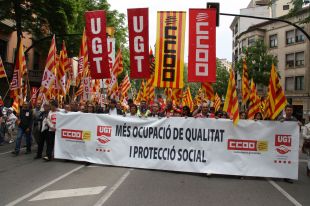 Unes 600 persones es manifesten a Girona en un Primer de Maig marcat per l'alta desocupació
