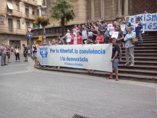 Els veïns d'Olot planten cara als feixistes i es desconvoca l'acte d'avui