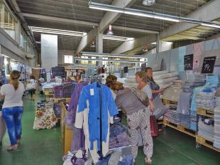 Unes 4.000 persones passen pel primer 'outlet social' de la Fundació Ramon Noguera