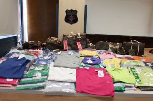 Imputats dos homes a Girona per vendre articles Louis Vuitton i Lacoste falsos