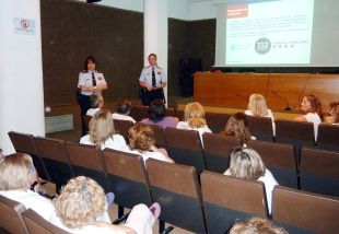 Els mossos aconsellen als professionals com prevenir agressions dels pacients