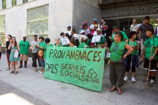 La PAH de Girona dóna suport a una mare que vol recuperar els seus fills
