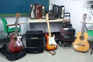 Denunciats sis musics per tocar il·legalment als carrers de Roses
