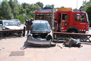 Aparatosa col·lisió entre dos turismes en un dels accessos a Girona
