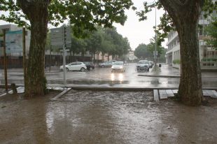 Més de 100 nens i 35 monitors reallotjats preventivament per les intenses pluges