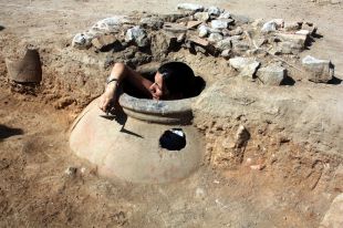 Troben un joc de taula i gran dolium conservat sencer al jaciment d'Empúries