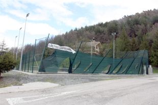 Vent i pluja causen petits desperfectes al Ripollès, on hi ha una carretera tallada per esllavissades 
