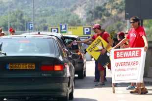 Una 'marea roja' informa els turistes del risc que corre la cultura a Espanya