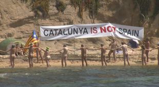 Unes 70 persones es despullen per la independència a Palamós