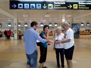 La JNC reparteix fulletons sobre la independència a l'Aeroport de Girona