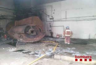 Un incendi crema un dipòsit de fuel a l'antiga paperera Aconda de Flaçà