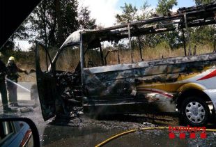 S'incendia un microbús amb nou passatgers al seu interior a Vilobí