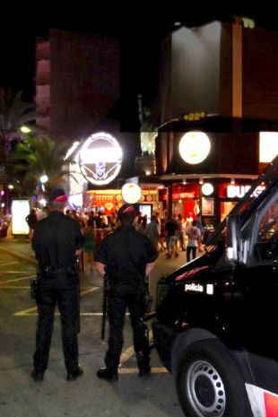 Tres detinguts per vendre marihuana i onze actes per prostituir-se a la via pública a Lloret de Mar