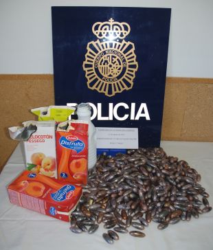 Enxampat amb 531 glans d'haixix amagats dins d'envasos de llet i de sucs