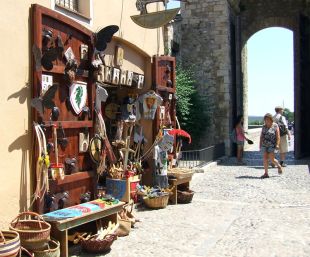 Besalú suspèn les llicències d'obertura de nous comerços turístics