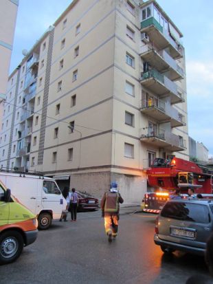 S'incendia una cuina en un bloc de pisos a Girona