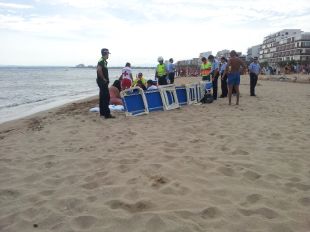 Mor un home en patir un infart després de banyar-se en una platja de Roses