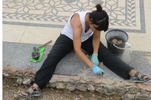 Restauren els mosaics a l'exterior d'una casa romana d'Empúries