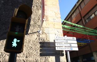 Els gegants d'Olot regulen el trànsit de vianants
